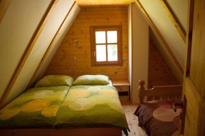 特伦塔Cottages Kravanja的一间小房间的卧室,配有一张床铺