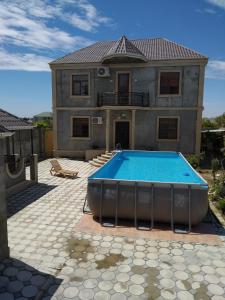 巴库Cozy House in Bina, Bolluq的一座房子前面设有游泳池