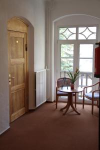 安姆茨堡维里斯池别墅酒店的一间设有门、桌子和窗户的房间