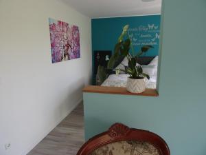 BrodersbyDat lütte Nest的一间房间,配有椅子和盆栽植物
