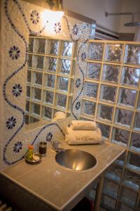 塔那那利佛莱斯梅蒂斯3号酒店的一间带水槽和镜子的浴室