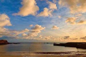 艾茅斯Eyemouth Home by the Harbour的云天下的海洋景