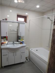 Cozy House in Bina, Bolluq的一间浴室