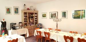 罗滕堡金色玫瑰精品酒店的一间带2张桌子和椅子的用餐室
