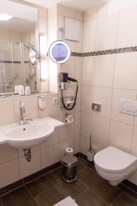 阿伦策杜特斯彻斯豪斯弗莱尔酒店的一间带水槽、卫生间和镜子的浴室