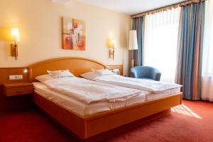 阿伦策杜特斯彻斯豪斯弗莱尔酒店的卧室配有床、椅子和窗户。