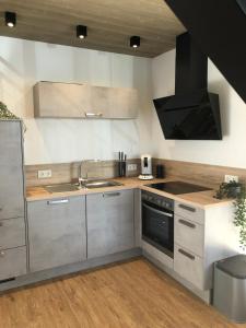 凯沃拉尔BEe HOME - Urlaubs und Business Loft的厨房配有水槽和炉灶