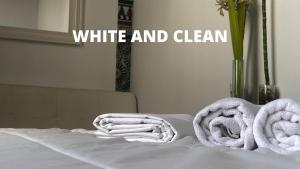 塔里法Lion Hostel By Rebels kiteschool的一张带白色干净毛巾的床