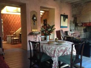 Cinais布利翁酒店的一张餐桌,上面有花瓶