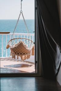 鹅銮鼻草分木B&B • 垦丁船帆石的俯瞰大海的阳台上的吊床