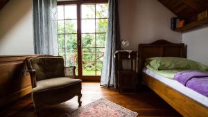 KuligiVilla Kuligi的卧室配有床、椅子和窗户。