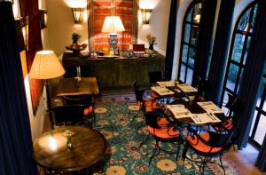圣米格尔-德阿连德圣米格尔米西翁酒店的一间在房间内配有桌椅的餐厅