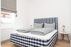 韦斯特兰Meer-Lust-Sylt Haus Christiansen的一张带蓝色和白色床头板的床