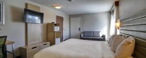 弗拉格斯塔夫格林豪泰弗拉格斯塔夫酒店的配有一张床和一把椅子的酒店客房