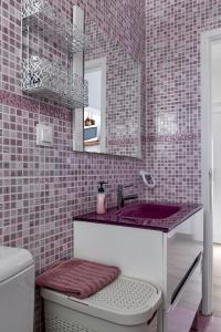 佩尼契CASA DA FALÉSIA 28 - Casa的一间带水槽和粉红色瓷砖墙的浴室