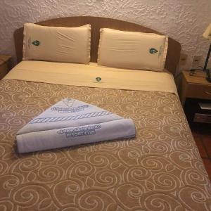 瓜苏维拉埃尔戴苏布瑞米恩托俱乐部度假村的一张带床垫罩的小型床,有误入歧途