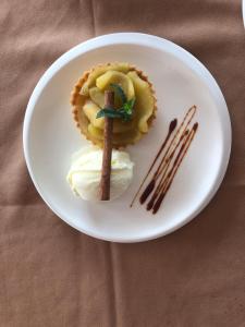 瓜苏维拉埃尔戴苏布瑞米恩托俱乐部度假村的桌上的白盘子和甜点