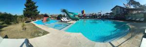 瓜苏维拉埃尔戴苏布瑞米恩托俱乐部度假村的度假村内带滑梯的大型游泳池