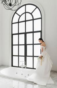 曼谷曼谷文思酒店的身着婚纱的女人站在浴缸前