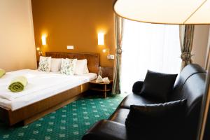 巴特塔茨曼斯多夫瓦尔佛里德旅馆的酒店客房,配有床和沙发