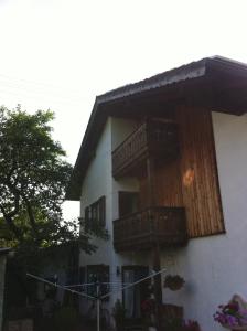 法尔先特Zugspitzhome Appartment的房屋的一侧设有木制阳台