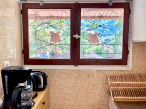 Kyra PanagiaVilla Astraea Kyra Panagia的厨房里的窗户,配有咖啡壶