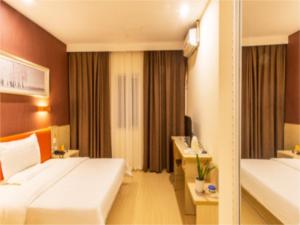 苏州7天酒店·苏州狮山龙湖天街店的酒店客房设有一张大床和一张书桌。
