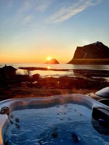 OffersøyaExplorers Cabin Lofoten的浴缸,背面是日落