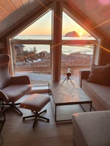 OffersøyaExplorers Cabin Lofoten的带沙发、桌子和窗户的客厅