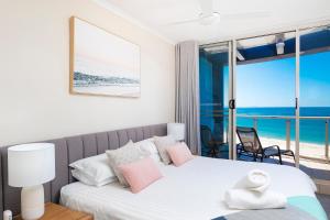 福斯特海滩国际酒店的一间卧室设有一张床,享有海景