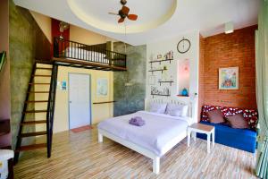 农南登托斯丽普爱特度假村的一间卧室设有一张床和一个螺旋楼梯