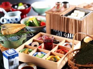丰冈市大西屋水翔苑的一张桌子上面摆放着装满不同种类食物的木箱