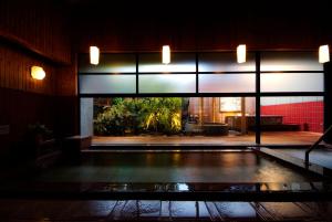丰冈市大西屋水翔苑的大楼中央带游泳池的房间