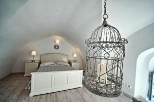 费拉Archontiko Suites Santorini的一间卧室,带一张床和一个鸟笼