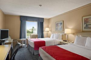 特伦顿华美达特伦顿酒店的酒店客房设有两张床和电视。