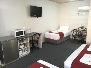 达博阿特拉斯汽车旅馆的一间酒店客房,设有两张床和电视