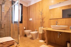 图列Intera villa con 2 bagni 4 camere da letto e box auto的浴室配有卫生间、盥洗盆和淋浴。