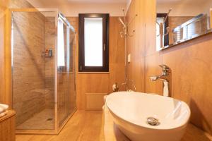图列Intera villa con 2 bagni 4 camere da letto e box auto的一间带水槽和玻璃淋浴的浴室
