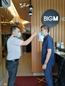 吉隆坡比格M酒店的两个戴面具的男人站在商店里