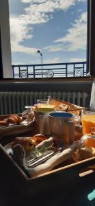 康卡勒Kêr L - Breizh & Breakfast的一张桌子,上面有食物,享有海景