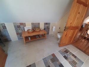 斯奇博瑞恩Driftwood Country Apartment的阁楼浴室设有卫生间和桌子。