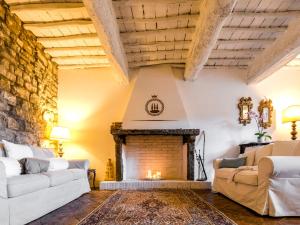 拉达-因基安蒂Tenuta Cortedomina的客厅设有壁炉和两张沙发