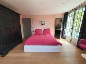 勒图凯-巴黎普拉日So Touquet的一间卧室配有一张带红色枕头的大床