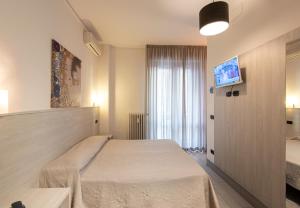 佛罗伦萨卡勒吉酒店的酒店客房,配有床和电视