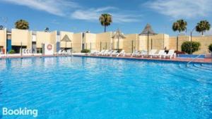 美洲海滩Duplex El Cortijo, LasAmericas的度假村内的大型蓝色海水游泳池