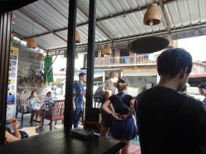 万荣Vang Vieng Camellia Hotel的一群人站在餐馆里