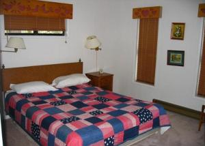 六月湖Birch Creek #8 - 2BR/1.5BA的一间卧室配有一张带 ⁇ 子毯子的床
