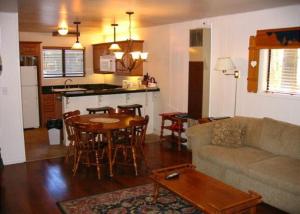 六月湖Birch Creek #8 - 2BR/1.5BA的带沙发和桌子的客厅以及厨房。