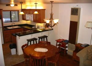 六月湖Birch Creek #8 - 2BR/1.5BA的带桌椅的厨房和带吧台的厨房