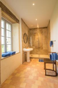 尚普多朗城堡旅馆的一间浴室